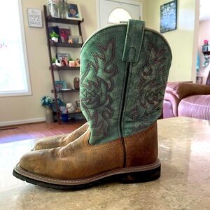 Women’s size 7 or Youth size 5 boots
